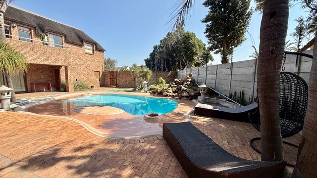 To Let 5 Bedroom Property for Rent in Sunset Beach Western Cape